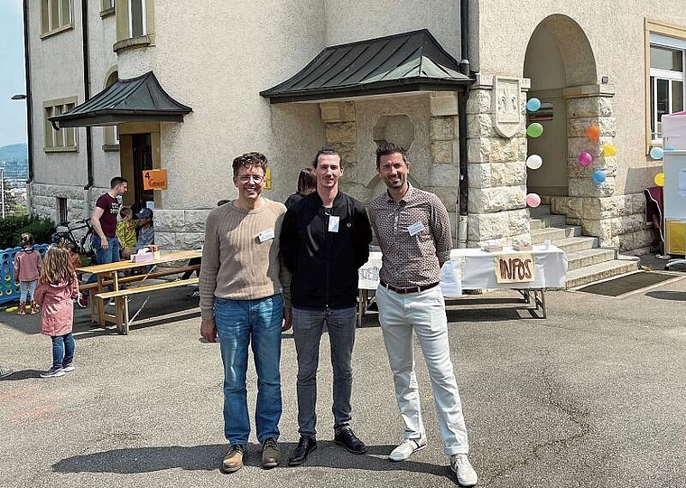 Freuen sich über Standort und Angebot: (v.l.) Gemeinderat und Elternratspräsident Sacha Ursprung, Leiter KiBeP Daniel Suarez und Aron Reichenbach, Leiter Tagesbetreuung bei Familea. Foto: Axel Mannigel