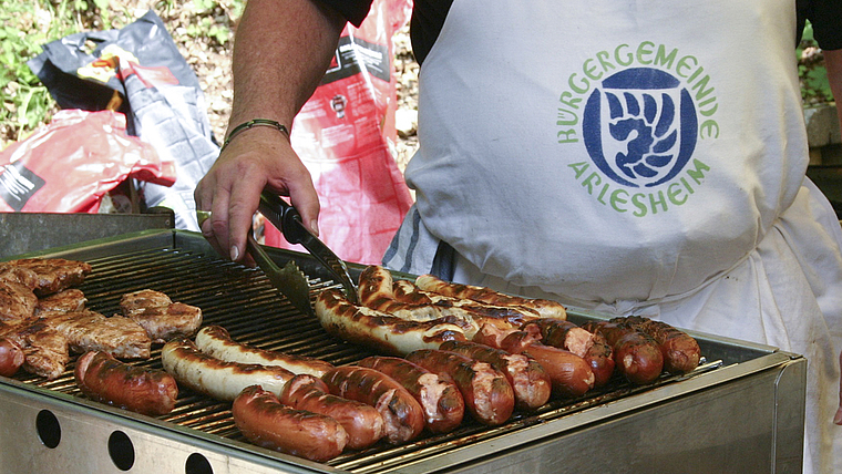 Macht Hunger: Cervelat, Bratwurst, Plätzchen – verführerisch gut grilliert vom Grillmeister der Bürgergemeinde.  Foto: Barbara Nüesch
