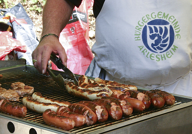 Macht Hunger: Cervelat, Bratwurst, Plätzchen – verführerisch gut grilliert vom Grillmeister der Bürgergemeinde.  Foto: Barbara Nüesch
