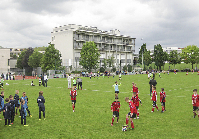 Noch wird hier Fussball gespielt: Am «1. Rynacher Pfingstcup» spielten am Samstag und Montag Junioren-Mannschaften aus der ganzen Region – hier auf dem Platz, der in wenigen Jahren dem WBZ-Neubau weichen wird.  Foto: Caspar Reimer