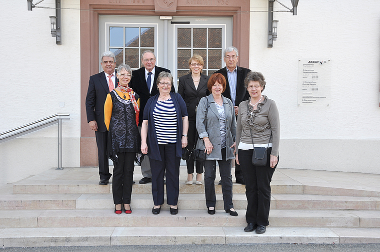 Preisträger und Laudatoren: v. l. Peter Meyer, Präsident der Bürgergemeinde, Verena Burkolter, Cyrill Thummel, Edith Hänggi, Marianne Hollinger (Gemeindepräsidentin), Martha Hofer und Josy Oberli.  Foto: Isabelle Hitz