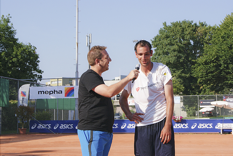 Siegerinterview: Der Gewinner Benjamin David Rufer, befragt von Alexander Meyer vom TC Arlesheim.  Foto: Alan Heckel