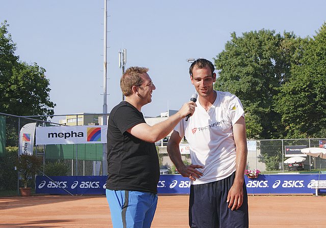 Siegerinterview: Der Gewinner Benjamin David Rufer, befragt von Alexander Meyer vom TC Arlesheim.  Foto: Alan Heckel