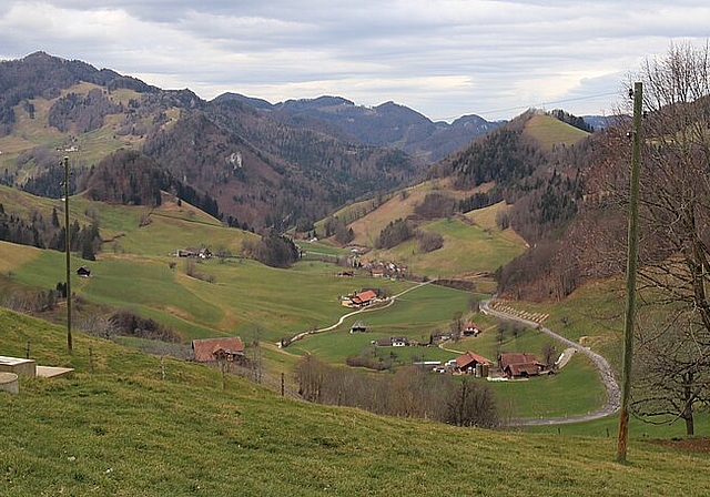 <em>Kurvenreich und eng: </em>Rund 3000 Fahrzeuge benutzen die Passwangstrasse täglich.Fotos: Gaby Walther
