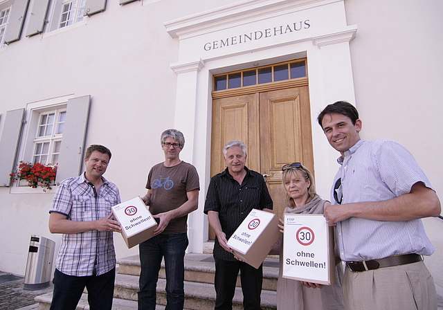 Übergabe: Die FDP-Vorstände Johannes Felchlin (l.), Andrea Mercier und Balz Stückelberger (r.) übergeben am Dienstag Gemeindepräsident Karl-Heinz Zeller (2. v. l.) und Bauverwalter René Häner die Petitionsbögen.  Foto: Lukas Hausendorf