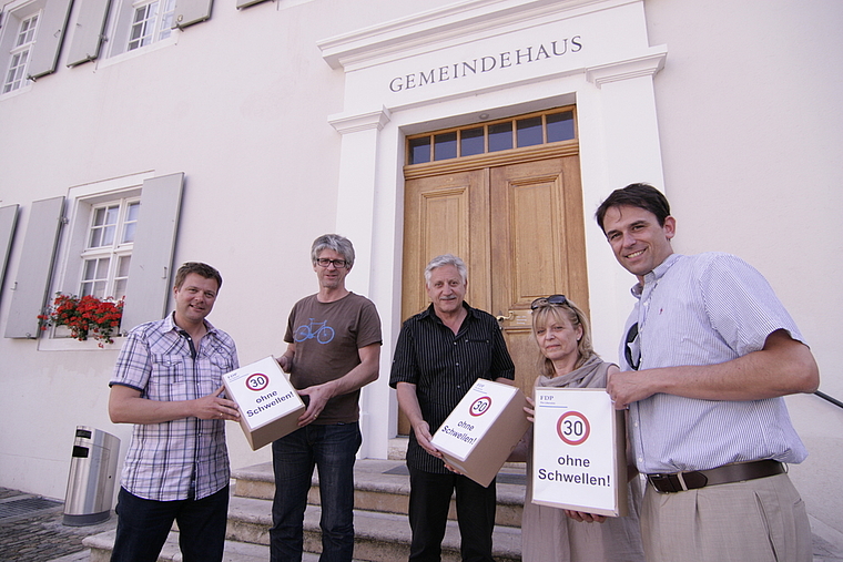 Übergabe: Die FDP-Vorstände Johannes Felchlin (l.), Andrea Mercier und Balz Stückelberger (r.) übergeben am Dienstag Gemeindepräsident Karl-Heinz Zeller (2. v. l.) und Bauverwalter René Häner die Petitionsbögen.  Foto: Lukas Hausendorf