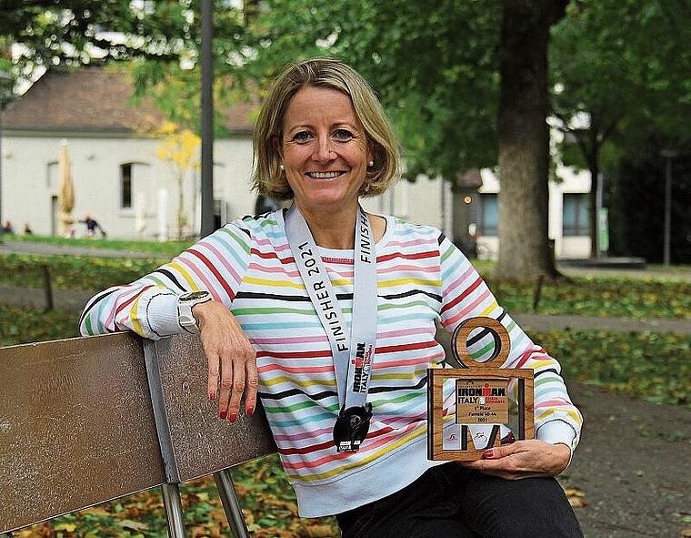 Trainiert zweimal täglich: Désirée Germann mit dem Pokal vom Ironman in Italien. Foto: Tobias Gfeller