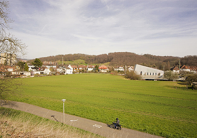 Landabtausch: Der Kanton Baselland erhält von der Gemeinde Münchenstein das Brachland neben dem Kultur- und Sportzentrum zum Neubau der Sekundarschule. Und die bekommt das Areal des heutigen Schulstandorts Lärchen.  Foto: Hausendorf