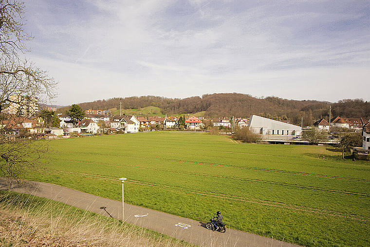 Landabtausch: Der Kanton Baselland erhält von der Gemeinde Münchenstein das Brachland neben dem Kultur- und Sportzentrum zum Neubau der Sekundarschule. Und die bekommt das Areal des heutigen Schulstandorts Lärchen.  Foto: Hausendorf