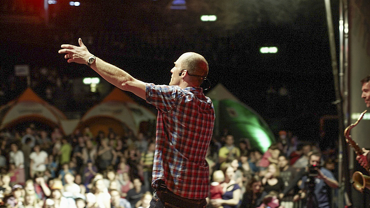 Sorgt für gute Stimmung: Kinderliedermacher Andrew Bond wird ein Konzert für die ganze Familie gestalten.  ZVG