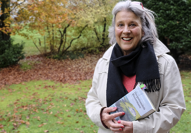 Viel Handlung auf über 400 Seiten:  Priska M. Thomas Braun in ihrem Garten.  foto: Thomas Brunnschweiler