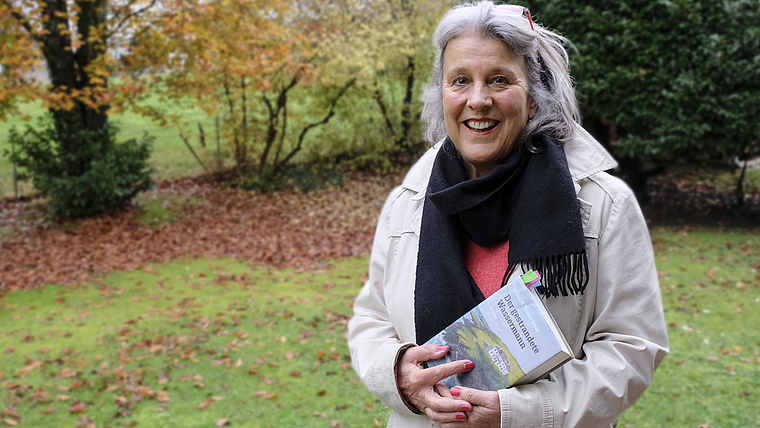 Viel Handlung auf über 400 Seiten:  Priska M. Thomas Braun in ihrem Garten.  foto: Thomas Brunnschweiler