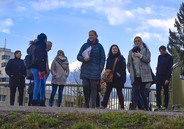 Mit Neugier in neue Ecken vorstossen: Für alle Interessierten organisierte die Gemeinde einen Dorfrundgang:  Foto: Bea Asper