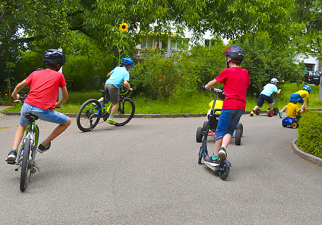 Achtung, fertig, los: Die Kinder geniessen es, kräftig in die Pedale zu treten.  Foto: Bea Asper