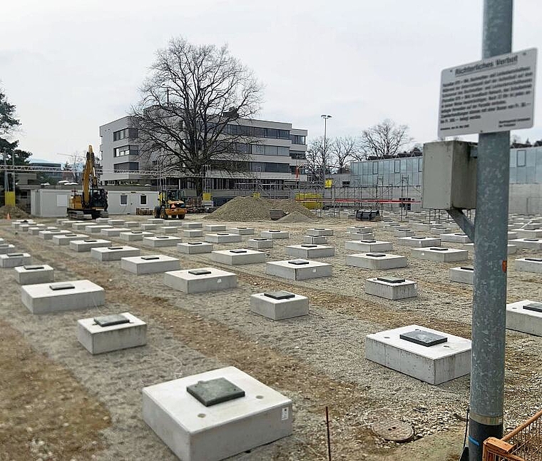 Wird wieder grün: Ab 2025 wird die Wiese beim Schulhaus Lochacker wieder instand gestellt sein. Foto: Caspar Reimer