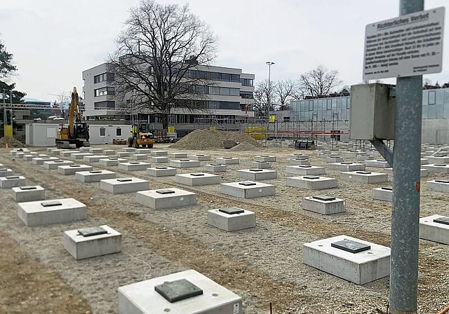 Wird wieder grün: Ab 2025 wird die Wiese beim Schulhaus Lochacker wieder instand gestellt sein. Foto: Caspar Reimer