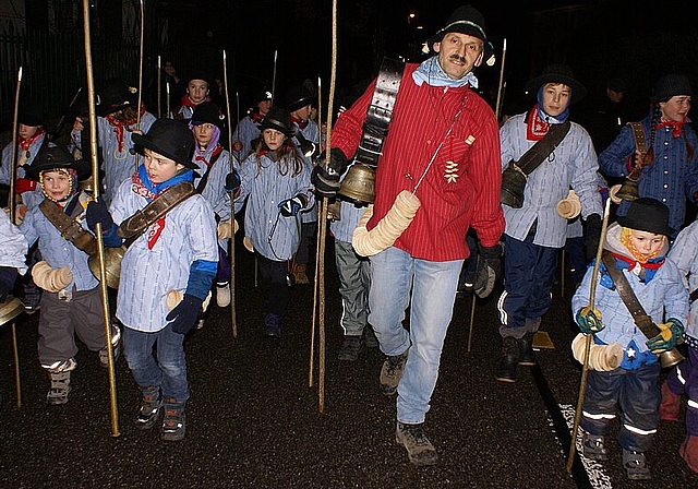 Auf dem Weg zum Feuer: Schellenkinder mit Anführer Koni Gschwind. Fotos: Jürg Jenaloz
