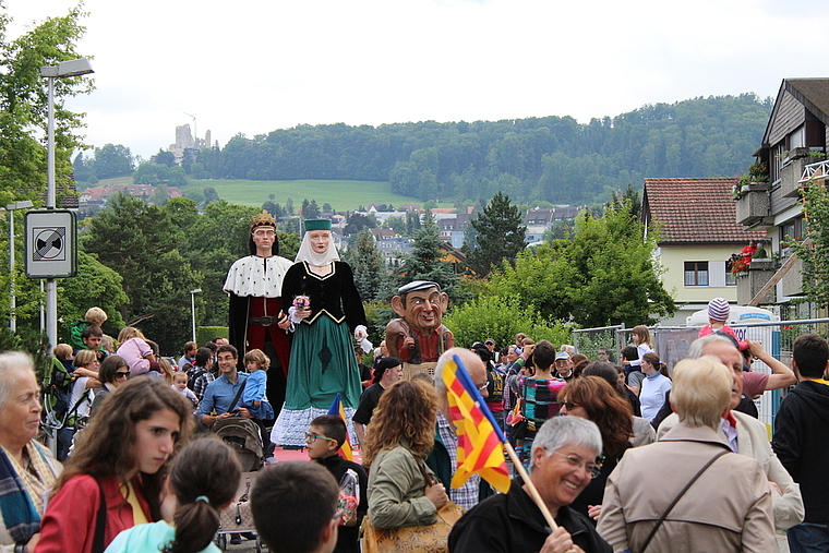 Bis zu vier Meter hoch: Die katalanischen Riesen wurden von starken Personen durch Aeschs Strassen getragen.  Foto: Axel Mannigel