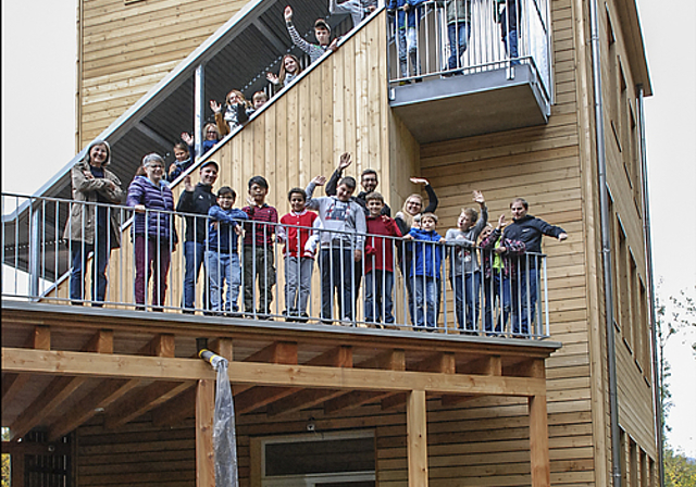 Turm am Rande der Reinacher Heide: Die Tandem-Schülerschaft und Teammitglieder sind begeistert vom Bauwerk aus unbehandeltem Massivholz. Foto: Thomas Brunnschweiler