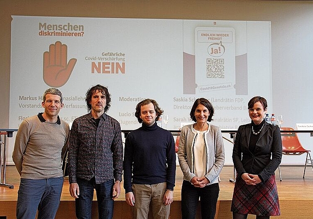 Podium zum Covid-Gesetz (v.l.): Florian Kapitza, Markus Häni, Lucio Sansano (Moderator), Saskia Schenker, Sarah Wyss. Foto: Tobias Gfeller