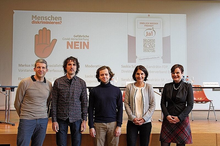 Podium zum Covid-Gesetz (v.l.): Florian Kapitza, Markus Häni, Lucio Sansano (Moderator), Saskia Schenker, Sarah Wyss. Foto: Tobias Gfeller