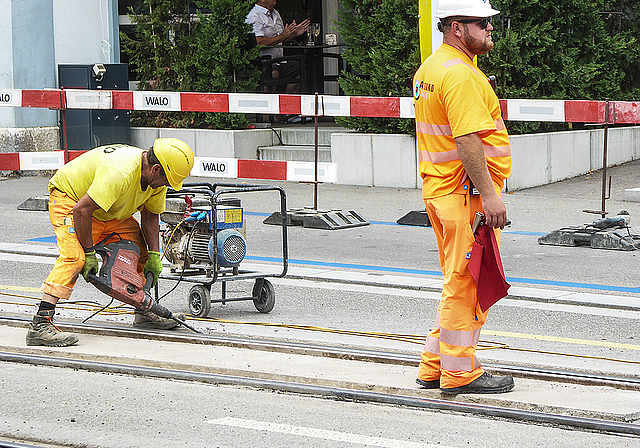 Presslufthämmern: Das Entfernen der alten Dilatationsfugen (l.) ist lärmintensiv, mit roter Flagge und Hupe wird für die Sicherheit gesorgt (r.)  Foto: Thomas Immoos