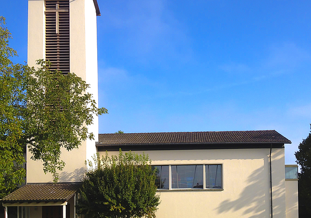 Begehrte Kirchenbesucher: Dieser Storch flog das Nest auf dem Kirchturm im Jahr 2014 an, nistete sich allerdings nicht ein. Foto: ZVG