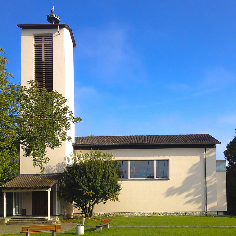 Begehrte Kirchenbesucher: Dieser Storch flog das Nest auf dem Kirchturm im Jahr 2014 an, nistete sich allerdings nicht ein. Foto: ZVG