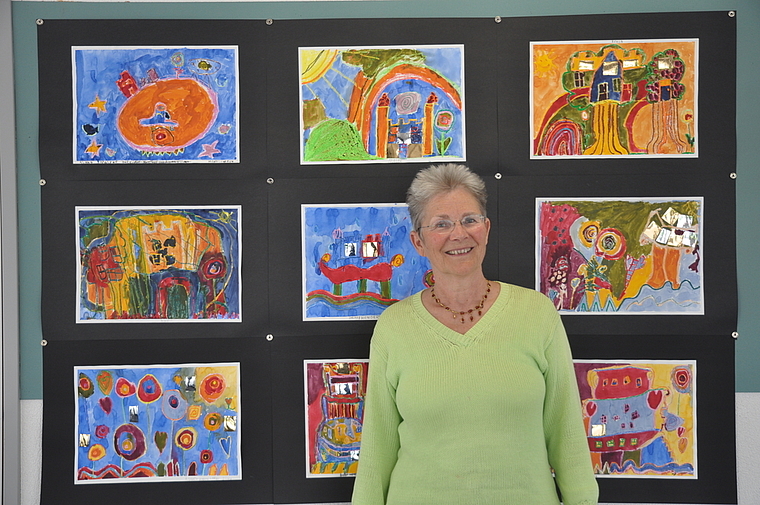 Mit den Kindern zu malen war ihr stets wichtig: Brigitta Markzoll vor Schülerarbeiten, die nach einem Besuch der Hundertwasser-Ausstellung im Forum Würth in Arlesheim entstanden sind.  Foto: Isabelle Hitz