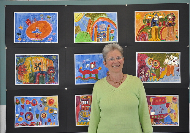 Mit den Kindern zu malen war ihr stets wichtig: Brigitta Markzoll vor Schülerarbeiten, die nach einem Besuch der Hundertwasser-Ausstellung im Forum Würth in Arlesheim entstanden sind.  Foto: Isabelle Hitz