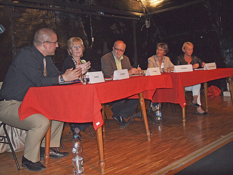 Auf dem Podium im Schloss-Chäller (v. l.): Marco Born (FDP), Myrta Stohler (SVP), Alois Schuler (Moderator), Regula
