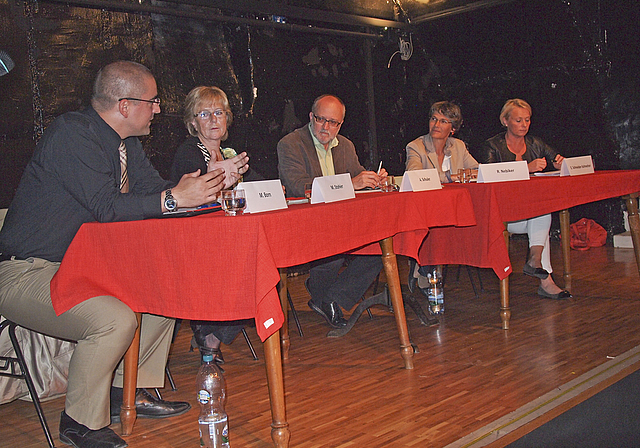 Auf dem Podium im Schloss-Chäller (v. l.): Marco Born (FDP), Myrta Stohler (SVP), Alois Schuler (Moderator), Regula
