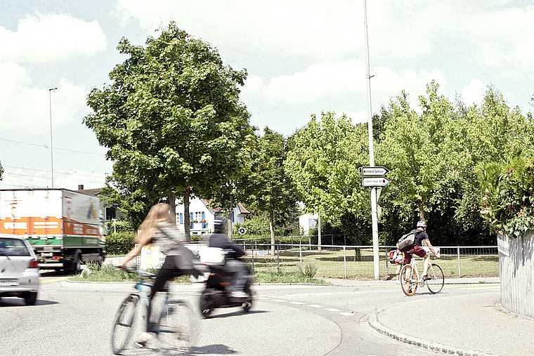 Reger Betrieb an der Einfahrt zur Hardstrasse: Als Erschliessung für das geplante neue Siedlungsgebiet beim Dychrain kommt sie nicht infrage, das ist mittlerweile auch der Gemeinde klar.  Foto: Lukas Hausendorf