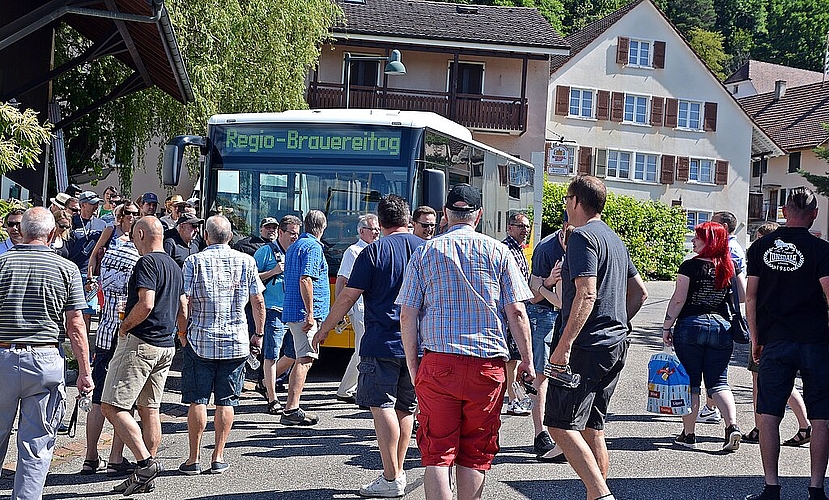 Schichtwechsel in Himmelried: Mit dem Postauto zu den feinen Chastelbach-Bieren aus dem Bierhüsli. Fotos: Roland Bürki
