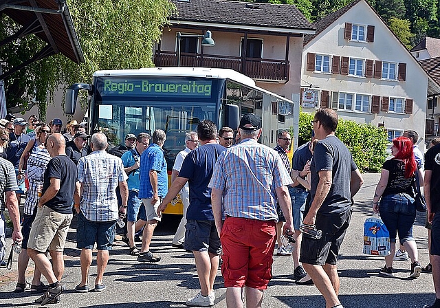 Schichtwechsel in Himmelried: Mit dem Postauto zu den feinen Chastelbach-Bieren aus dem Bierhüsli. Fotos: Roland Bürki
