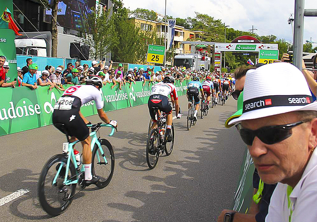 Spektakel: Einfahrt der Athleten in Arlesheim.  Foto: Tobias Gfeller