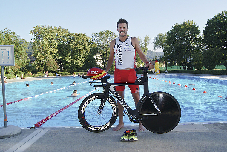 Bereit für den Ironman: David Llaneza mit seinen Arbeitsgeräten Schwimmbecken, Rad und Laufschuhe.  Foto: Alan Heckel