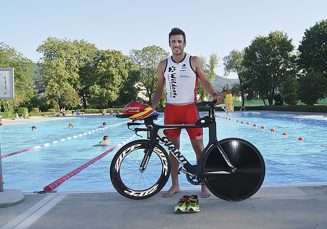 Bereit für den Ironman: David Llaneza mit seinen Arbeitsgeräten Schwimmbecken, Rad und Laufschuhe.  Foto: Alan Heckel