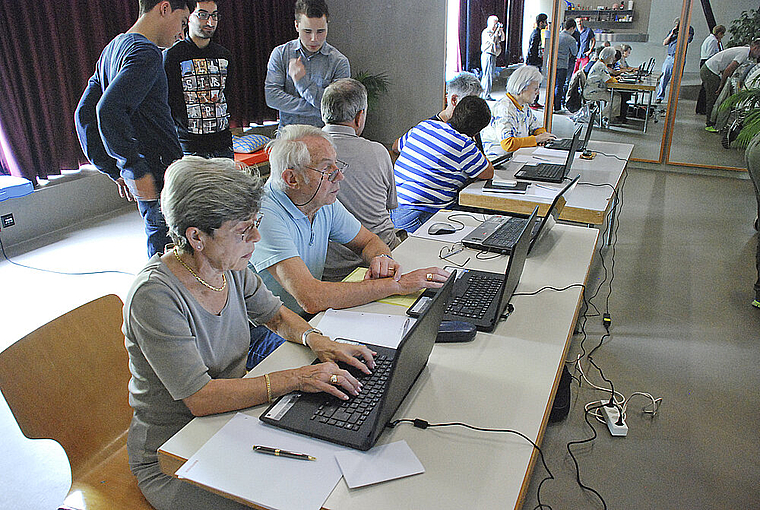 Ungewohnte Rollenverteilung: Ältere Schüler, junge Lehrer – das ist das Praxisprojekt «Internet-Café für Senioren».  Foto: Thomas Brunnschweiler