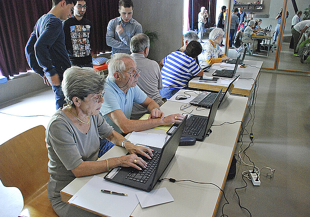 Ungewohnte Rollenverteilung: Ältere Schüler, junge Lehrer – das ist das Praxisprojekt «Internet-Café für Senioren».  Foto: Thomas Brunnschweiler