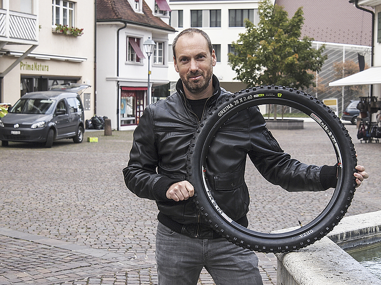 Innovativ und unternehmerisch: Michel Manz präsentiert auf dem Dorfplatz seinen «Onza Greina».  Foto: Tobias Gfeller