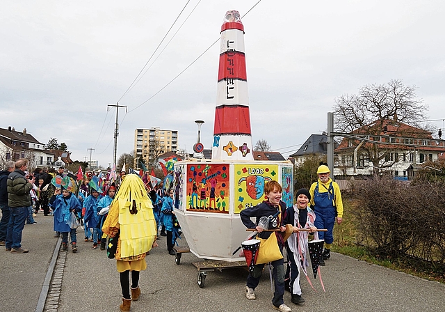 Führte den Umzug an: Ein Leuchtturm des Löffelmattschulhauses. Fotos: Tobias Gfeller