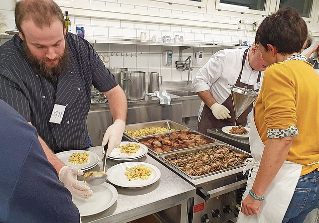 Feines Znacht in Gesellschaft: Die Anmeldefrist für die Schwanenweihnacht in Münchenstein endet heute Donnerstag. Foto: ZVG