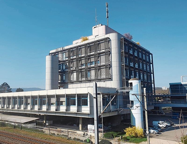 Wird abgerissen: Anstelle des bestehenden Gebäudes sollen in einem Hochhaus moderne Büros entstehen. Foto: Fabia Maieroni
