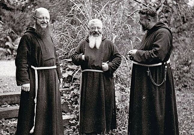 Dem Kloster verbunden, damals wie heute: Kapuzinermönche, ca. 1930 bis 1934 (Bild links), und das aktuelle Klosterteam (v. l.) mit Jonas Rapp, Desmon Colaco, Petra Maier, Barbara van der Meulen und Christian Jakob. Foto: Provinzarchiv der Schweizer 