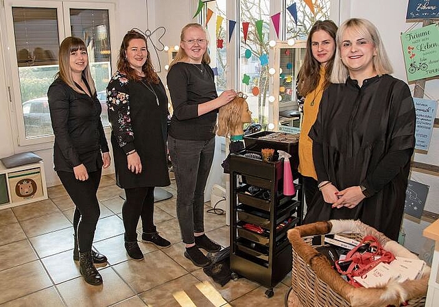 Schon fest im Team: Julia Graf (Mitte) mit den Coiffeusen Sabine Hänggi und Daniela Schnell, sowie Sozialpädagogin Julia Hofer und Geschäftsführerin Sandra Parrinello (v.l.). Foto: Martin Staub