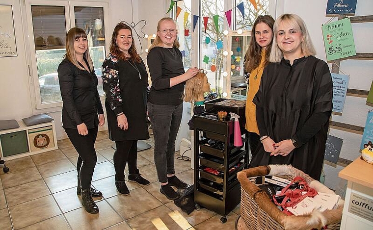 Schon fest im Team: Julia Graf (Mitte) mit den Coiffeusen Sabine Hänggi und Daniela Schnell, sowie Sozialpädagogin Julia Hofer und Geschäftsführerin Sandra Parrinello (v.l.). Foto: Martin Staub