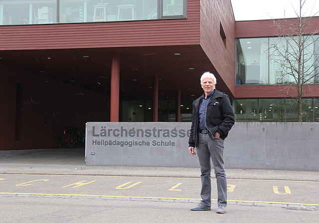 Geniesst hohe Akzeptanz: Schulleiter Adam Schmid vor der Heilpädagogischen Schule Münchenstein an der Lärchenstrasse.  Foto: Tobias Gfeller