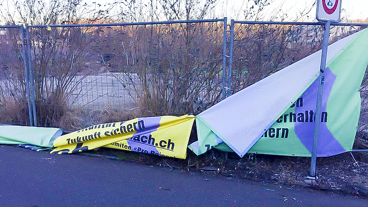 Vandalismus: Beschädigte Werbeblachen des Komitees Pro Reinach an der Baselstrasse. Foto:  zVg