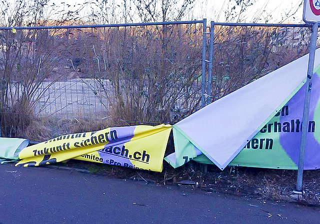 Vandalismus: Beschädigte Werbeblachen des Komitees Pro Reinach an der Baselstrasse. Foto:  zVg